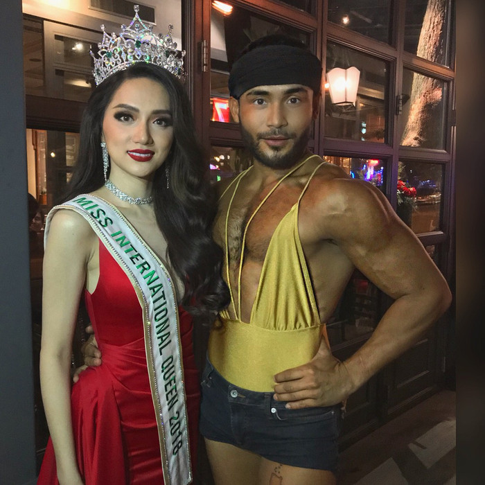 Hương Giang đọ dáng bên cạnh thánh catwalk khi cô nàng đăng quang hoa hậu tại Thái Lan.