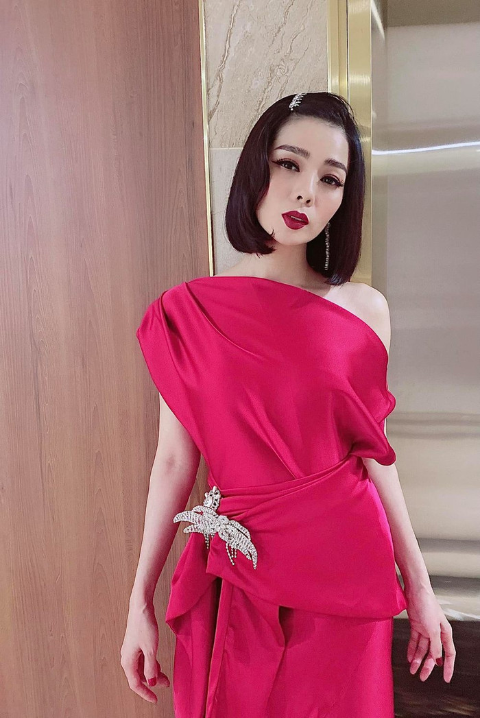 Thay vì buồn bã dằn mặt, Lệ Quyên chứng minh câu nói 'phụ nữ đẹp nhất là khi không ở cạnh ai'. Cô thả dáng trong set đồ màu hồng quyến rũ. mái tóc bob cắt ngắn càng làm tôn thêm gương mặt trái xoan. 