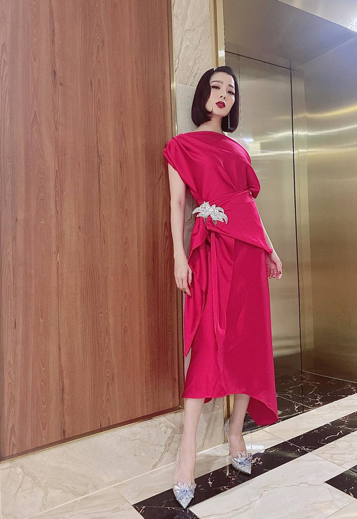 Sau chia tay, Quyên vẫn đẹp, và giàu - bằng chứng thì hãy nhìn vào đôi giày pha lê của Lọ Lem, trị giá hơn trăm triệu mà người đẹp đang mang dưới chân kia kìa. 