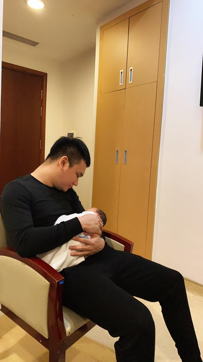Nam ca sĩ chỉ chia sẻ hình ảnh bế con gái và cho biết hiện tại mình đã có thể thay tả cho con nhanh và điêu luyện hơn đánh đàn 