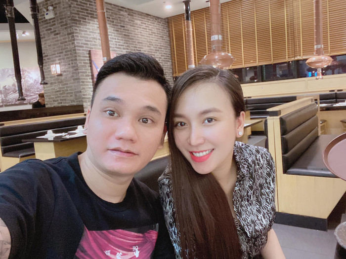 Sau hơn 10 ngày 'vượt cạn' thì mới đây vợ chồng Khắc Việt cũng đã cùng nhau 'trốn con' ra ngoài hẹn hò để thoải mái tinh thần