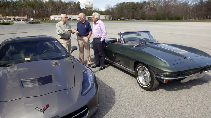 Colin Powell, cựu Phó tổng thống Joe Biden và Jay Leno, xa xa là chiếc Chevrolet Corvette Stingray đời 1967 của Joe Biden. (Ảnh: CNBC)