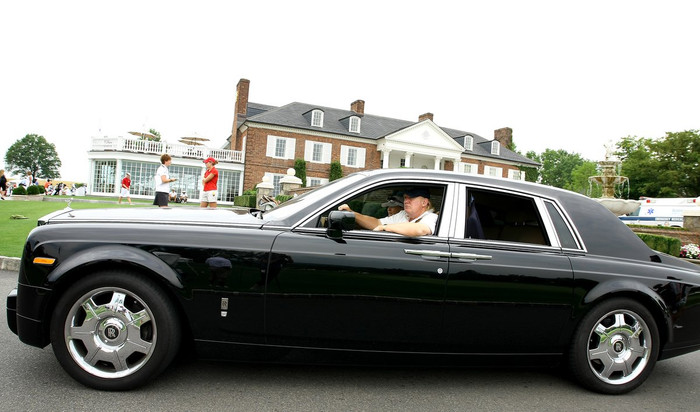 Tổng thống Trump đang lái chiếc Rolls-Royce Phantom.
