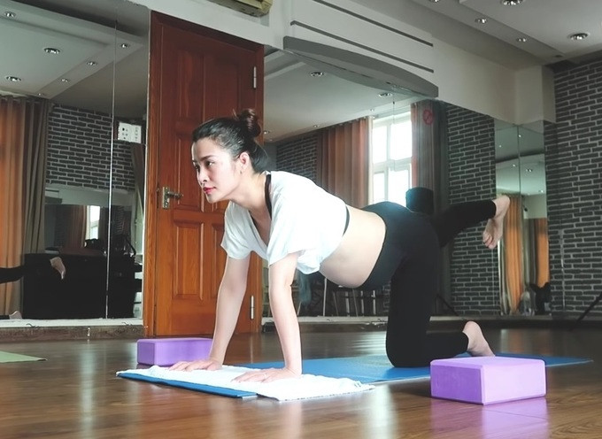 Nữ ca sĩ cũng khẳng định nhờ tập yoga nhiều năm nay và yoga bầu từ những tháng đầu thai kỳ nên cô luôn cảm thấy khỏe mạnh, đặc biệt không bị đau lưng