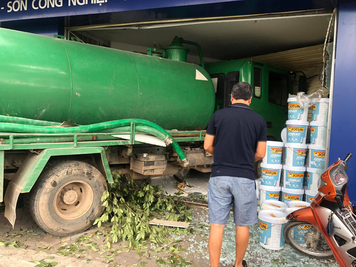 Hình ảnh xe bồn lao vào cửa hàng sơn.