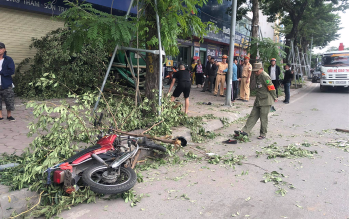 Xe bồn 'bay' qua dải phân cách tông 2 người đi xe máy bị thương nặng, lao vào cửa hàng sơn Ảnh 2
