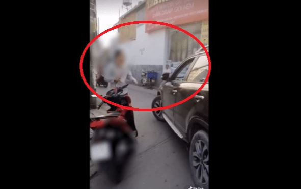 Clip: Người đàn ông đi xe máy cầm gậy bất ngờ xông vào đập bể kính xe ô tô bị chỉ trích Ảnh 2