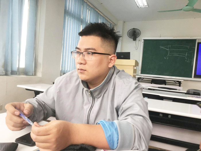 Nam buồn bã kể lại.