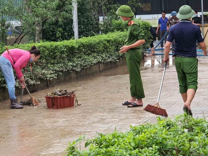 Phát hiện hàng loạt rắn cạp nia và hổ mang bò vào trụ sở xã và nhà dân sau lũ Ảnh 3