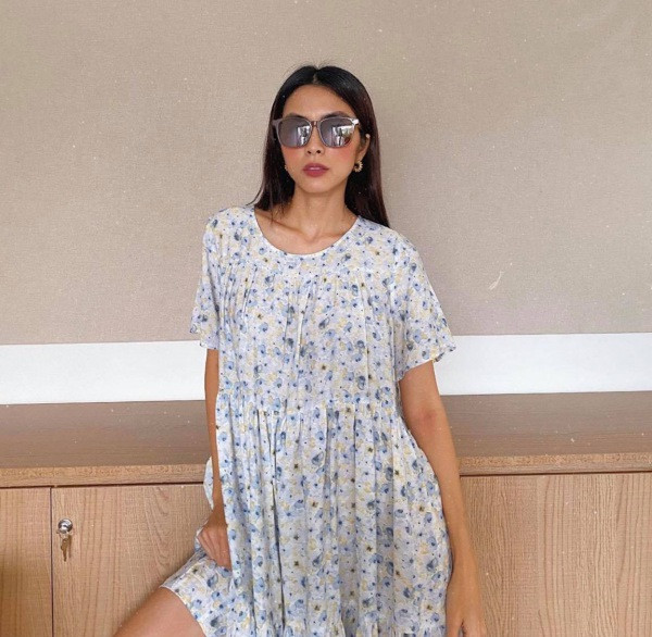 Với trang phục này, cô nàng thường chọn mix cùng phụ kiện đơn giản như kính mát hoặc băng đô, theo phong cách tối giản nhưng cực kỳ thanh lịch. 