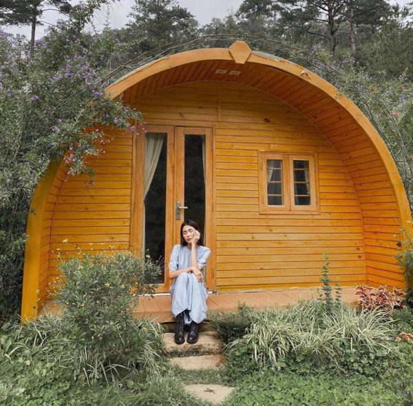 Cô nàng thường chọn lối mix ít phụ kiện, giữ mọi thứ theo định hướng tối giản. 