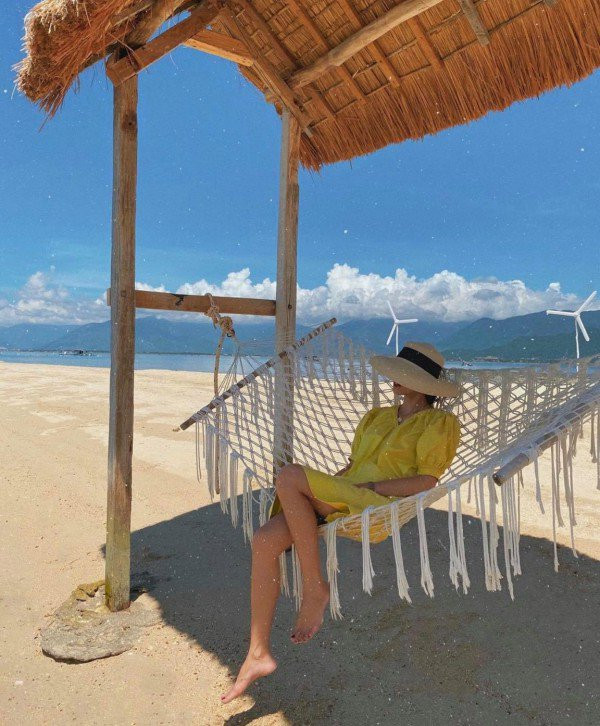 Khi đi biển, một chiếc nón rộng vành sẽ là phụ kiện che nắng hiệu quả, cũng như một món đồ đảm bảo cho những bức ảnh đẹp. 