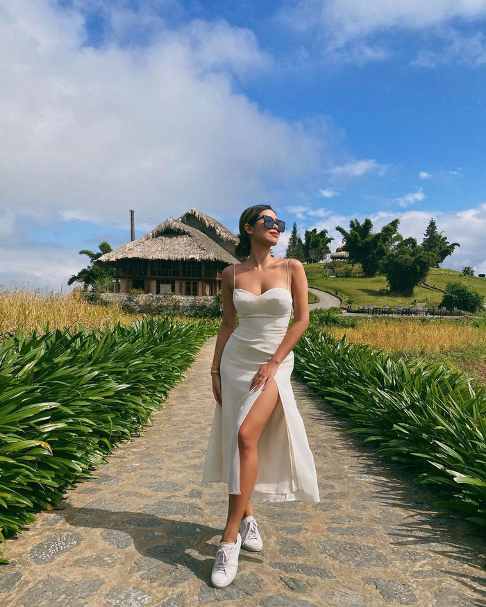 Em chồng Hà Tăng gợi cảm siêu cấp với style váy ngủ xẻ đùi trễ ngực