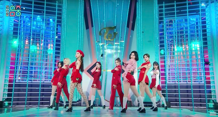 4 lần TWICE hạ gục mọi ánh nhìn trên sân khấu 'I Can't Stop Me' Ảnh 1