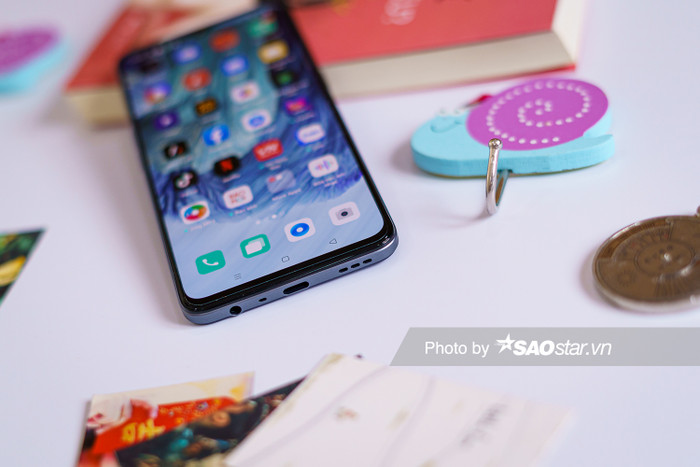 Máy vẫn có jack cắm tai nghe 3,5 mm truyền thống.