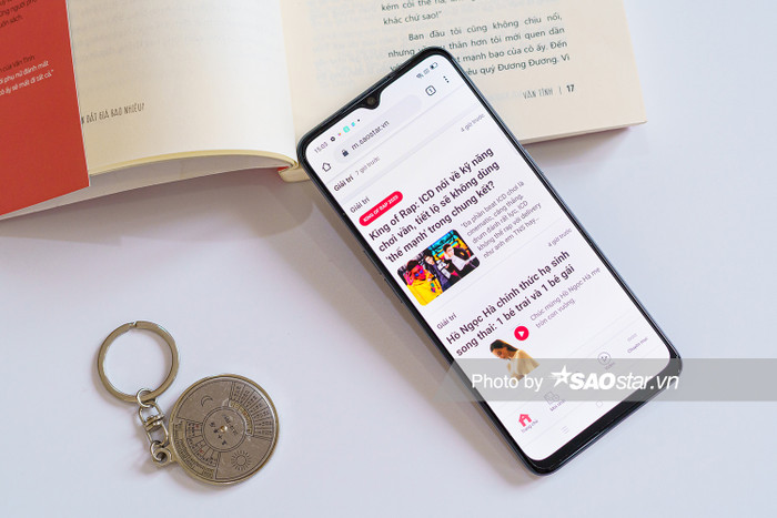 Một số thông số khác trên OPPO A73 bao gồm chip Snapdragon 662 8 nhân, RAM  6 GB, bộ nhớ trong 128 GB có hỗ trợ mở rông thêm qua thẻ nhớ cùng với đó là pin 4.050 mAh. Khi lên kệ, chiếc điện thoại này chạy Android 10 cùng giao diện người dùng ColorOS 7.2 mới nhất của OPPO.