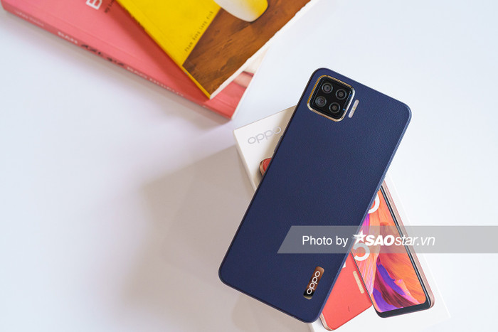 OPPO A73 là điện thoại có ngoại hình khá lạ mắt ở thời điểm hiện tại với mặt lưng cấu thành từ chất liệu nhựa giả da. Thực tế, kiểu thiết kế này khiến nhiều người nhớ đến những chiếc smartphone cách đây vài năm của Samsung như Samsung Galaxy S4 hay Note 4.