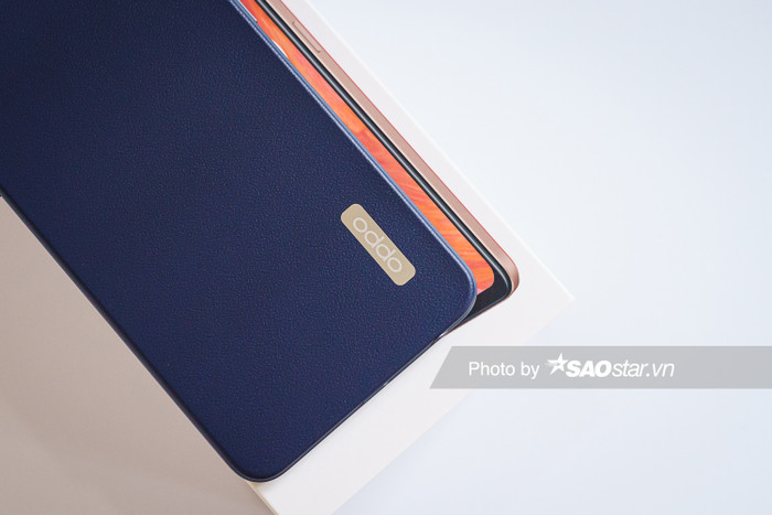 So với những chiếc smartphone “trendy” hiện tại với mặt lưng bóng cùng hiệu ứng chuyển màu lạ mắt, OPPO A73 vẫn tạo được nét đẹp khá riêng biệt. Chiếc máy này cũng có khung viền vuông vắn và khá nam tính. Điểm cộng của mặt lưng này nằm ở việc nó không bám dính mồ hôi, dấu vân tay.