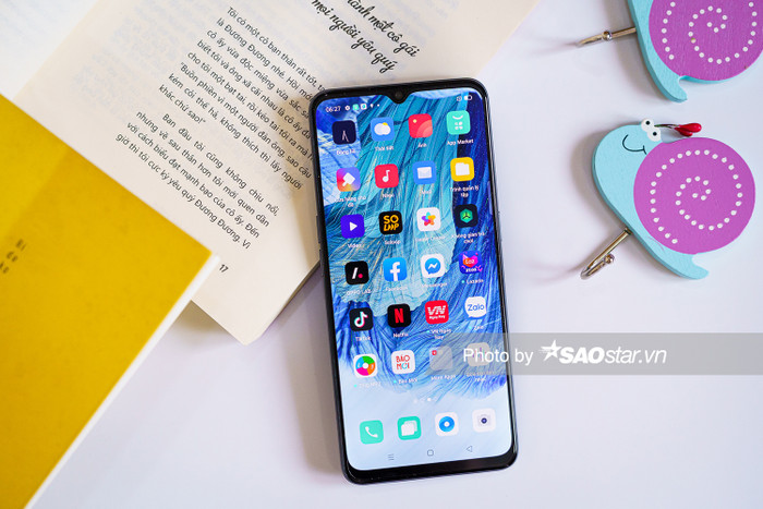 OPPO A73 có viền màn hình khá mỏng. Tuy nhiên phần viền dưới của máy dày hơn tương đối. Chiếc máy này có cảm biến vân tay tích hợp bên dưới màn hình.