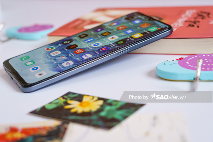 Nút nguồn nằm ở bên sườn phải.