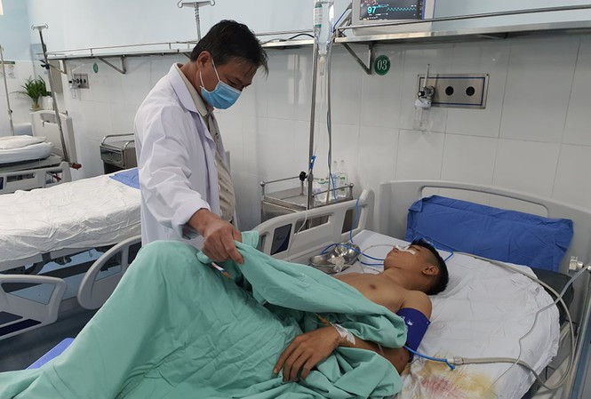 Nam thanh niên trúng 13 phát đạn hoa cải đang được điều trị tại bệnh viện. Ảnh: Tiền Phong