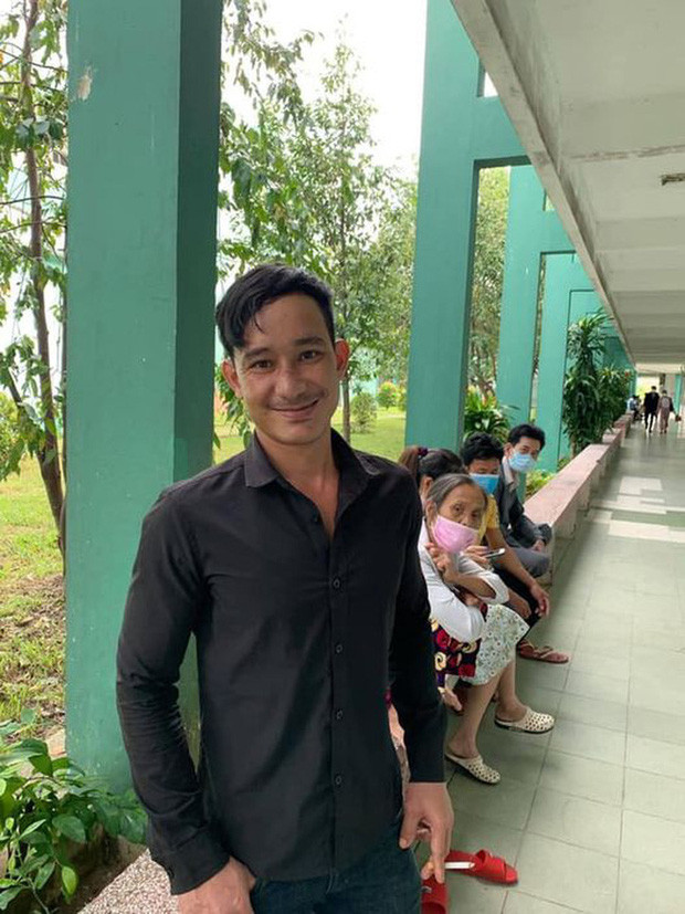 Đến khi biết được vợ con an toàn sau vụ sạt lở, anh Tùng mới yên tâm