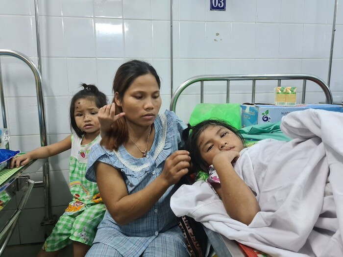 Vợ con anh Tùng tại bện viện