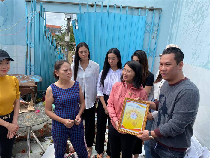 Trước đó, phòng trà của chồng cũ Lệ Quyên tổ chức đêm nhạc quyên góp cho người dân miền Trung và thu được gần 2 tỷ từ các mạnh thường quân