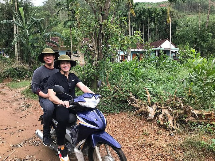 Hậu ly hôn, ông chủ phòng trà Đức Huy đang đi từ thiện cùng đoàn của ca sĩ Quốc Thiên, Hoa hậu Trần Tiểu Vy