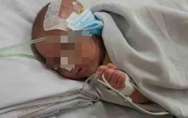 Bé trai sơ sinh bị bỏ rơi, bệnh viện thuyết phục bố mẹ tới nhận con trong vô vọng Ảnh 2
