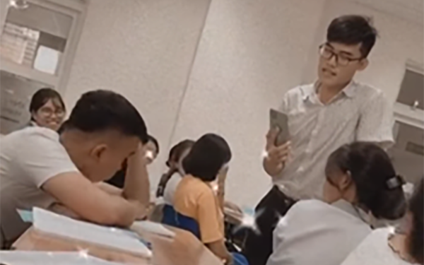 Thấy nam sinh ngủ gật, giảng viên đánh thức bằng cách không thể 'bá đạo' hơn khiến CĐM bật cười Ảnh 2