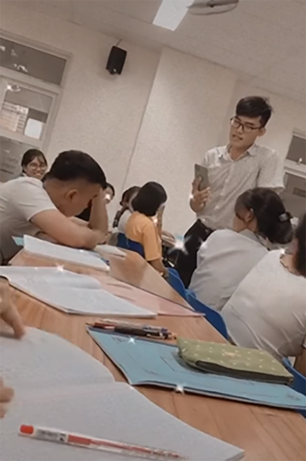 Hình ảnh nam sinh ngủ gật trên lớp và cách hành xử vô cùng 'lầy lội' từ thầy giáo