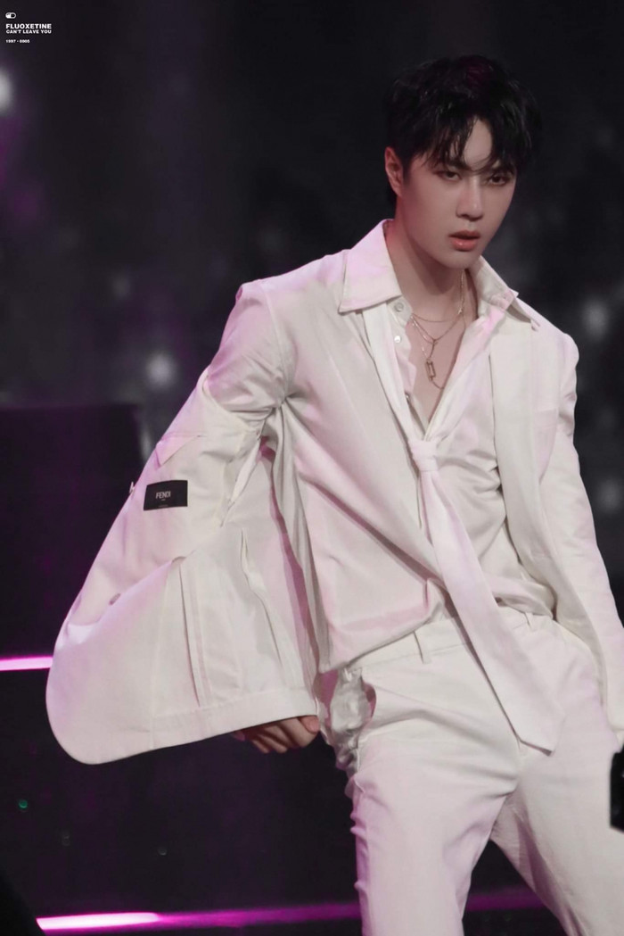 Cùng nổi tiếng từ phim đam mỹ, Vương Nhất Bác hạ knock out Chu Nhất Long khi đối đầu doanh thu tạp chí Ảnh 9