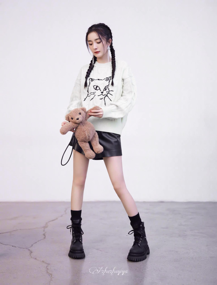 Nhờ phong cách thời trang ấn tượng, biết khoe khéo nhiều ưu điểm đã giúp Dương Mịch luôn nằm trong top mỹ nhân ăn mặc đẹp nhất nhì showbiz