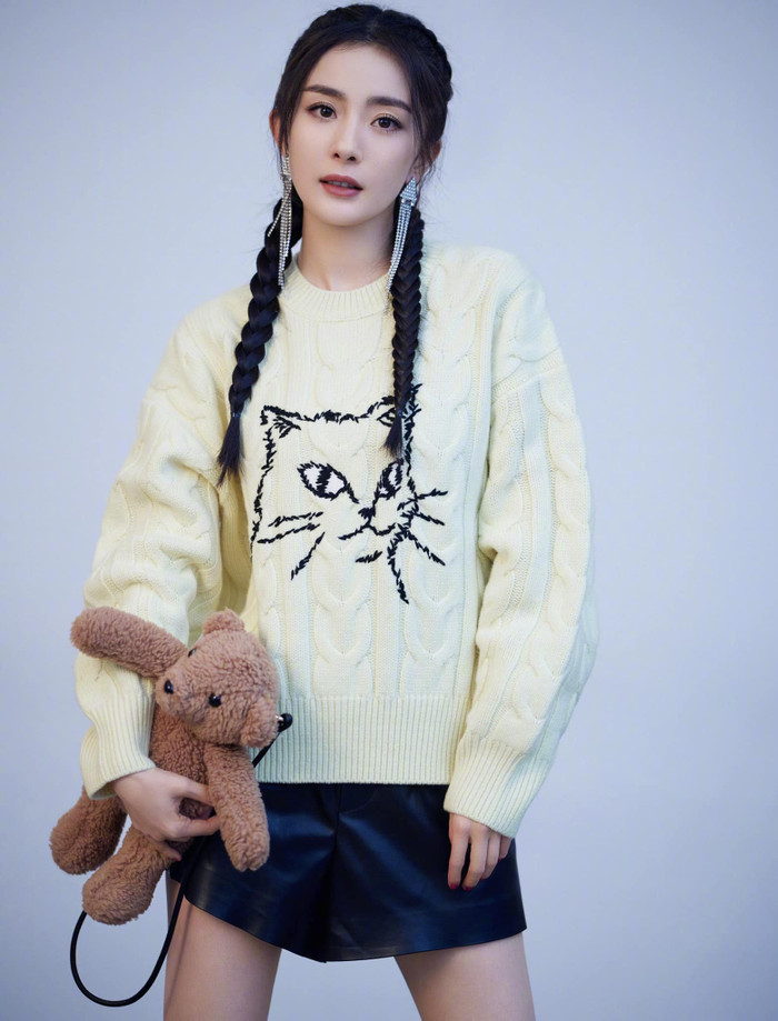 Dương Mịch tham gia sự kiện livestream với phong cách trẻ trung năng động