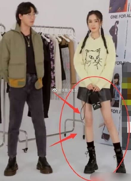 Điều này khiến khán giả cũng cảm thấy hơi lo lắng cho đôi chân của nữ diễn viên vì quá gầy.