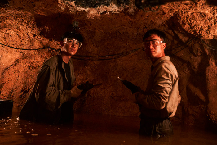 'Kẻ săn mộ': Bom tấn đứng đầu rạp phim Hàn Quốc sắp về Việt Nam Ảnh 24