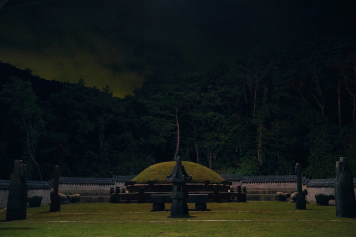 'Kẻ săn mộ': Bom tấn đứng đầu rạp phim Hàn Quốc sắp về Việt Nam Ảnh 7