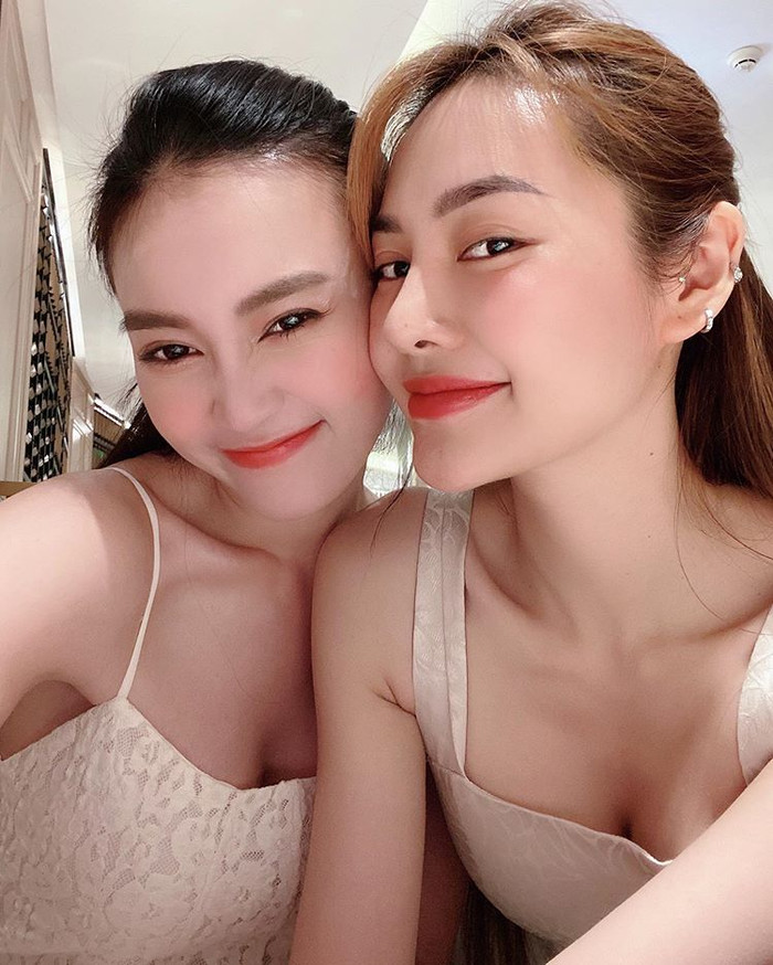 Ngoài đời Linh Chi và Lan Ngọc là cặp chị em thân thiết, người ta thường nói dù không cùng huyết thống nhưng càng thân nhau thì từ tính cách đến ngoại hình sẽ càng giống nhau.