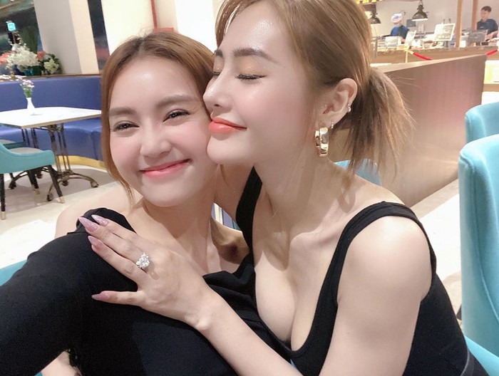 Cả hai đều sở hữu khuôn mặt thon gọn, đôi mắt to, nụ cười tươi tắn, đến cả màu tóc cũng na ná thì không bị nhầm 'song sinh' mới lạ.  