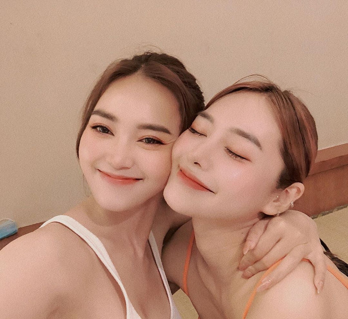 Cộng đồng mạng liên tục đưa ra những bình luận để tìm cách phân biệt hai cô nàng, thậm chí có người còn nói hai người cùng đến một Trung tâm thẩm mỹ.