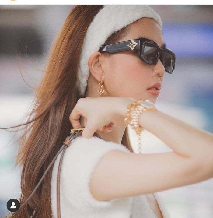 Cô chọn phụ kiện trang sức từ bông tai cho đến vòng tay lấp lánh mix kèm trang phục 