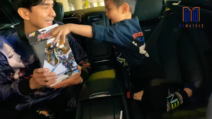 Đan Trường mang về nhiều món quà dành cho con.