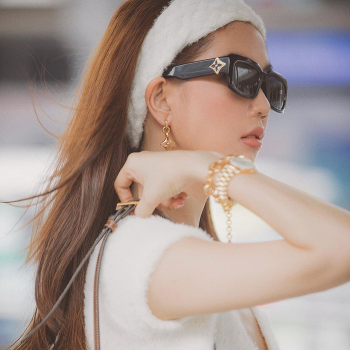 Đi cùng đó là áo khoác đồng tông, được mix với kính và hoa tai đắt giá của Louis Vuitton. 