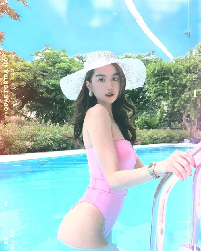 Kết hợp cùng áo tắm màu hồng, tổng thể vẻ ngoài vô cùng ngọt ngào, tươi trẻ. 