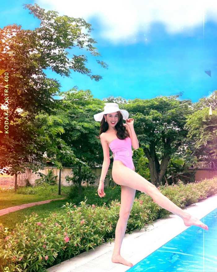 Đôi chân dài thẳng tắp được tôn lên hết mức. 