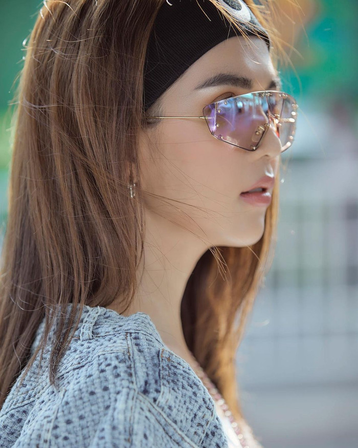 Mẫu kính mát hình học cũng làm vẻ ngoài cô nàng được cộng thêm điểm, mẫu băng đô cài tóc tưởng quen thuộc nhưng theo đó đã nâng tầm lên nhiều lần. 