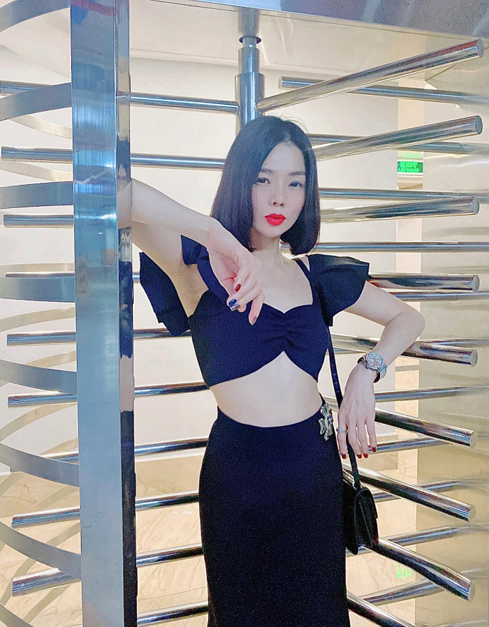 'Nữ hoàng phòng trà' tiếp tục khiến dân tình trầm trồ ghen tỵ khi đăng tải loạt hình ảnh diện áo croptop kèm chân váy đen, khoe vóc dáng thon gọn với vòng eo con kiến quyến rũ