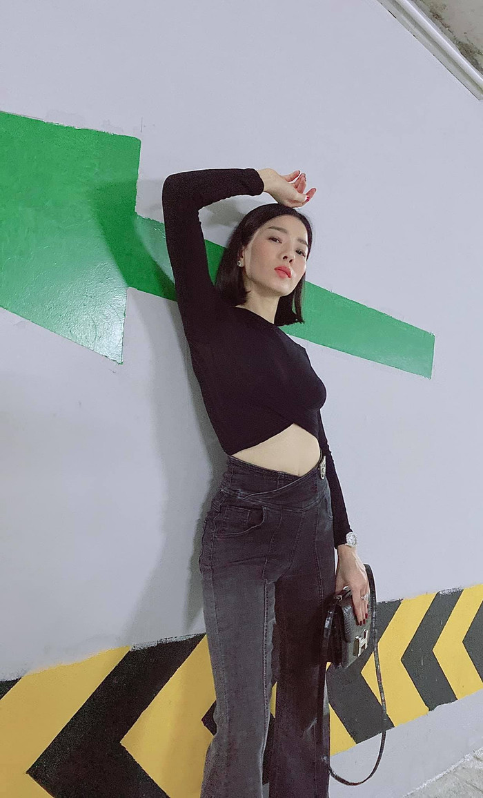 Nữ ca sĩ còn tự nhận là 'chị gái' của con trai khi diện cho mình nguyên cây đồ đen gồm áo dài tay phối cùng quần jeans khoe đôi chân dài 