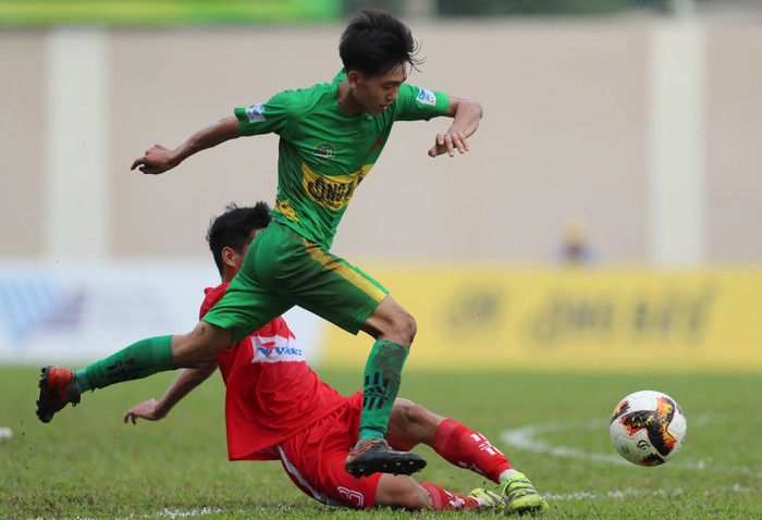 Đại học Nông Lâm (áo xanh) thắng Đại học Sư phạm Kỹ thuật 2-1. 